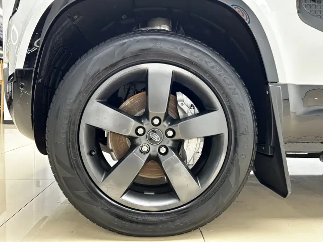 Land Rover Defender — Фото автомобиля 5