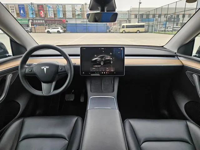 Tesla Model Y — Фото автомобиля 18