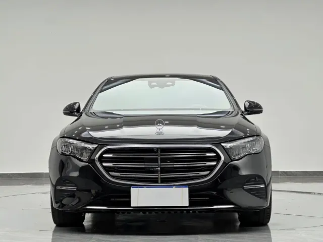 Mercedes-Benz E-Class — Фото автомобиля 3