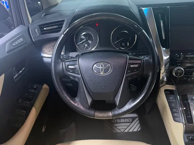 Toyota Vellfire — Фото автомобиля 10