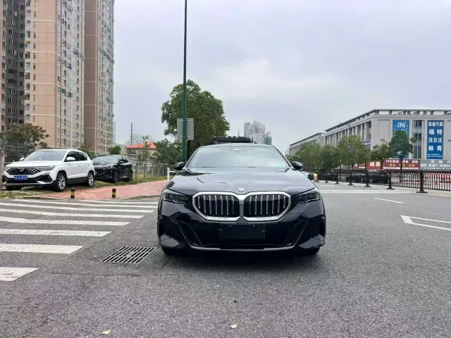 BMW 5 Series — Фото автомобиля 2