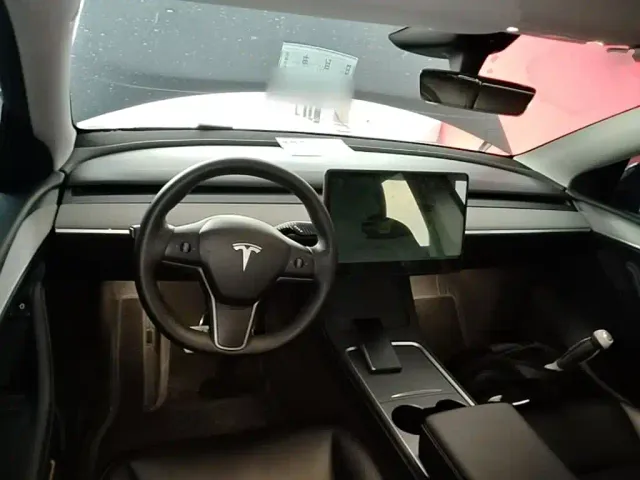 Tesla Model Y — Фото автомобиля 9