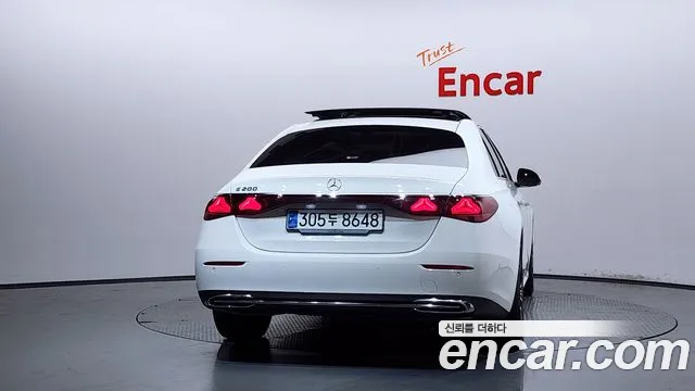 Mercedes-Benz E-Class — Фото автомобиля 4