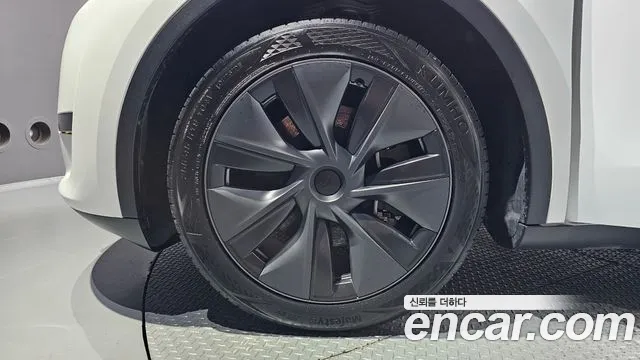 Tesla Model Y — Фото автомобиля 5