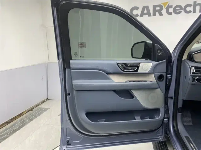 Lincoln Navigator — Фото автомобиля 16