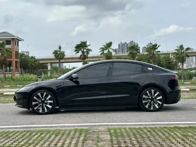 Tesla Model 3 — Фото автомобиля 5