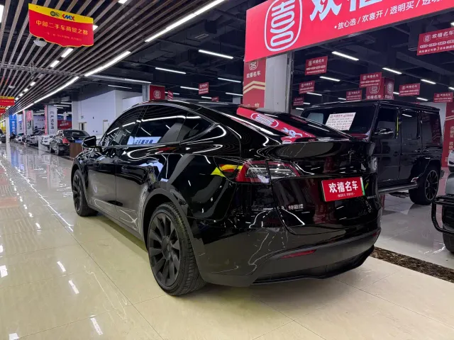 Tesla Model Y — Фото автомобиля 8