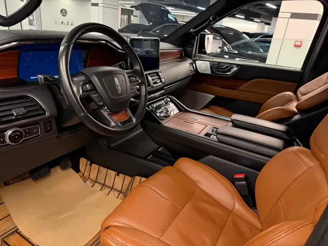 Lincoln Navigator — Фото автомобиля 5