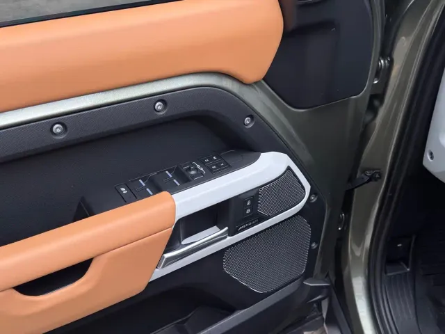 Land Rover Defender — Фото автомобиля 10