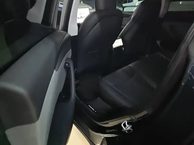 Tesla Model Y — Фото автомобиля 16