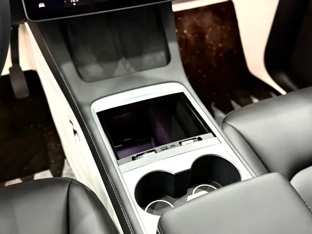 Tesla Model Y — Фото автомобиля 14