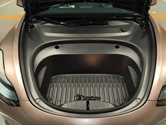 Tesla Model 3 — Фото автомобиля 16