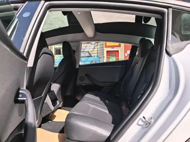 Tesla Model 3 — Фото автомобиля 15
