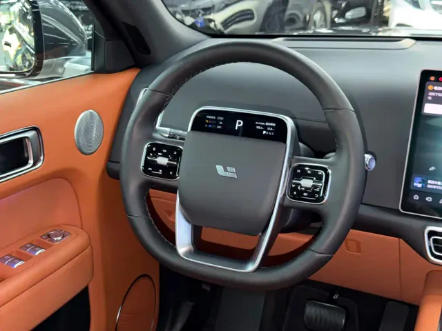 Li Auto L8 — Фото автомобиля 14