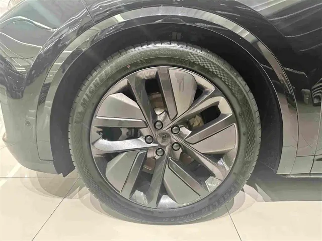 Li Auto L8 — Фото автомобиля 4