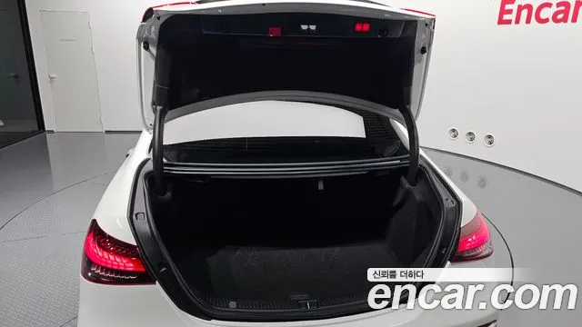 Mercedes-Benz E-Class — Фото автомобиля 20