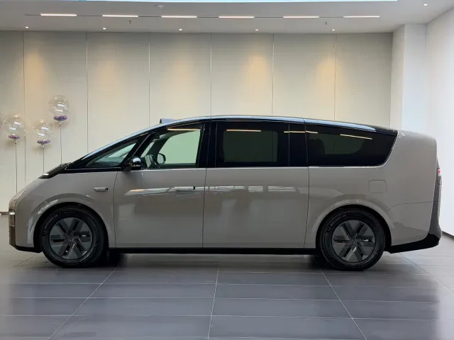 Li Auto MEGA — Фото автомобиля 4