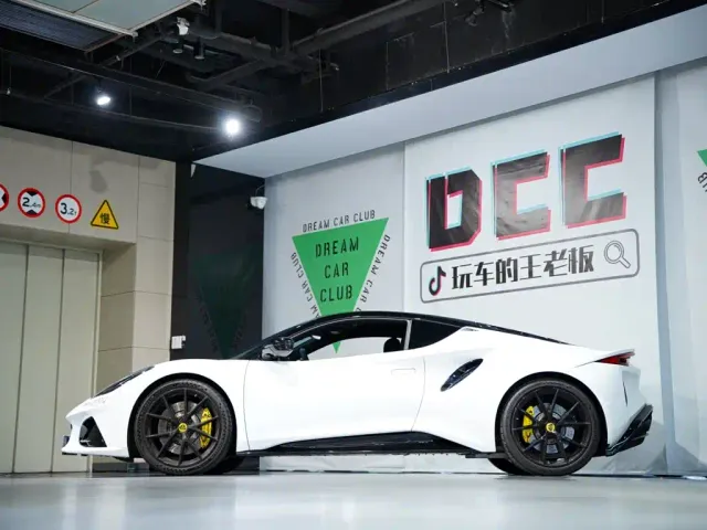 Lotus Emira — Фото автомобиля 9