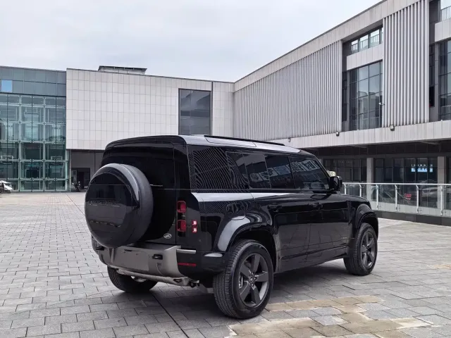 Land Rover Defender — Фото автомобиля 16