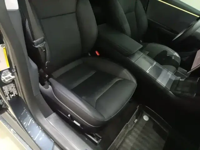 Tesla Model 3 — Фото автомобиля 24