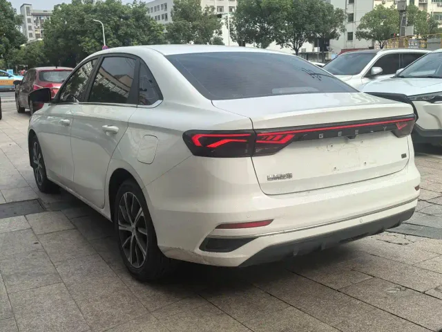 Geely Emgrand — Фото автомобиля 9