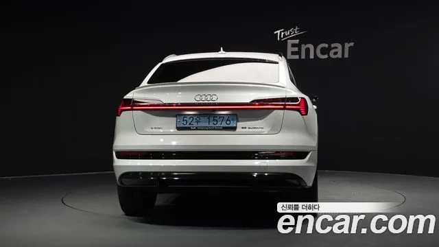Audi e-tron — Фото автомобиля 4