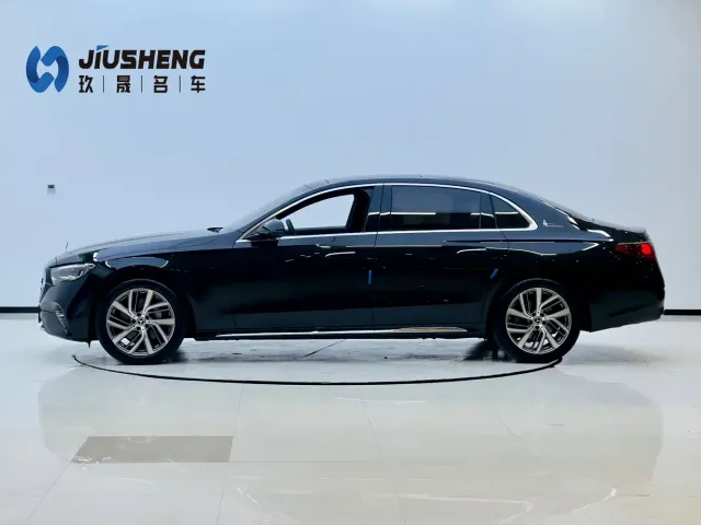 Mercedes-Benz E-Class — Фото автомобиля 3