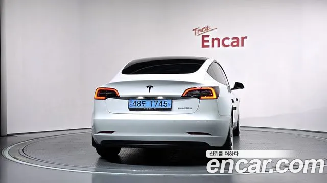 Tesla Model 3 — Фото автомобиля 4