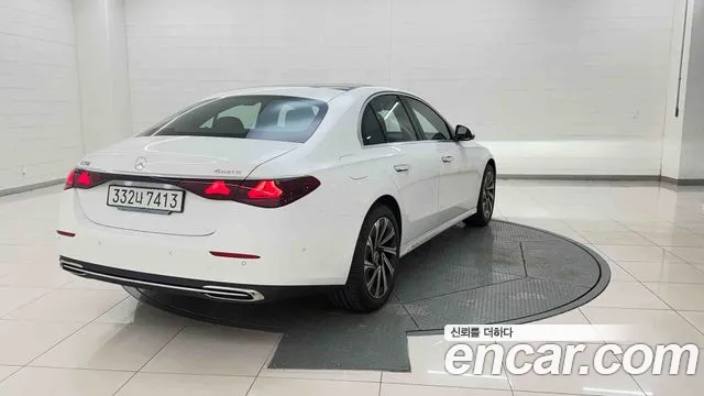 Mercedes-Benz E-Class — Фото автомобиля 4