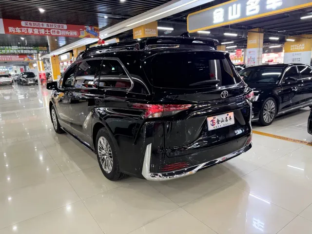 Toyota Sienna — Фото автомобиля 12
