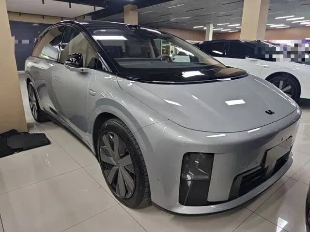 Li Auto i8 — Фото автомобиля 3