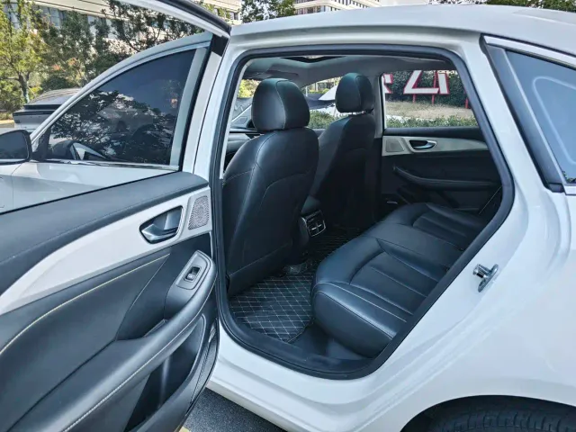 Roewe i6 MAX EV — Фото автомобиля 13