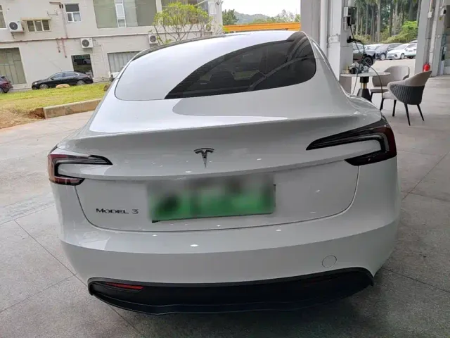 Tesla Model 3 — Фото автомобиля 5