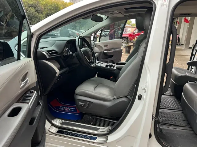 Toyota Sienna — Фото автомобиля 23