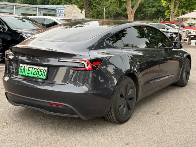 Tesla Model 3 — Фото автомобиля 12