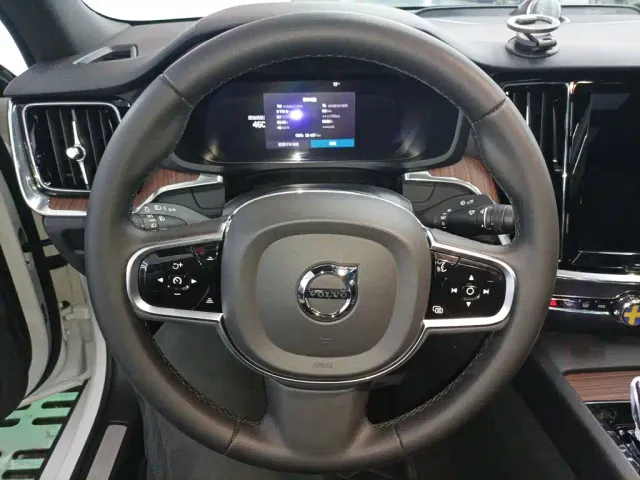 Volvo S60 — Фото автомобиля 2