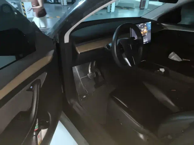 Tesla Model Y — Фото автомобиля 12
