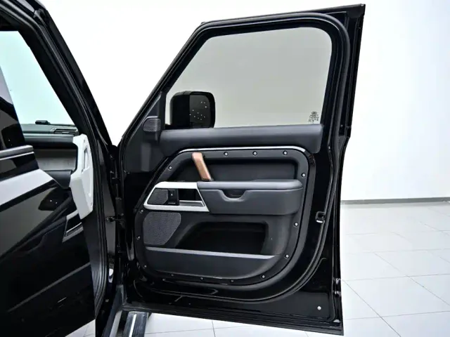 Land Rover Defender — Фото автомобиля 22