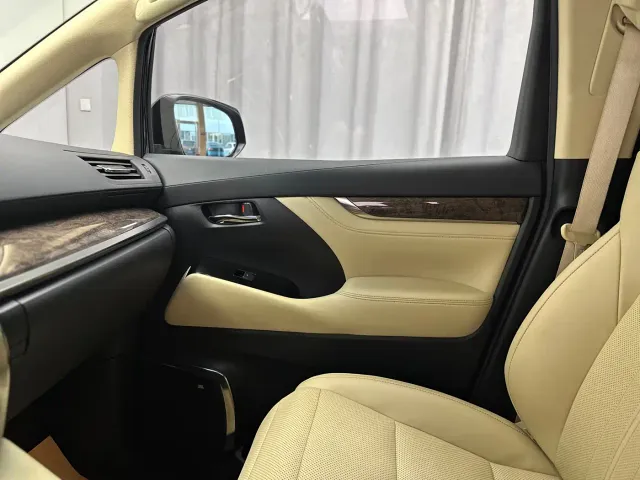 Toyota Alphard — Фото автомобиля 26