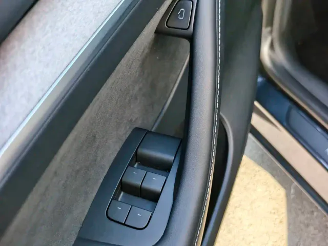 Tesla Model Y — Фото автомобиля 10