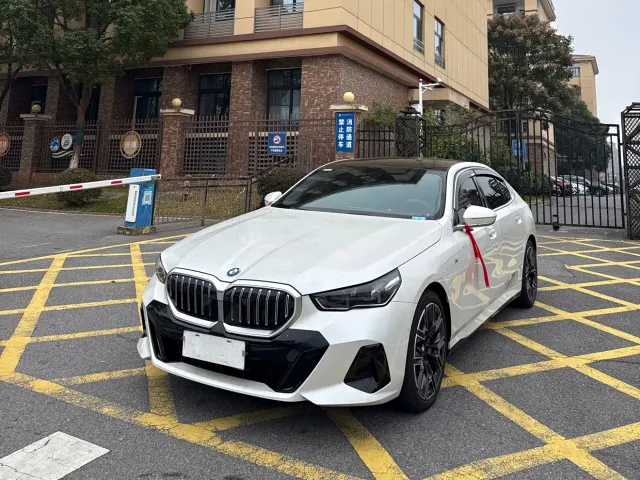 BMW 5 Series — Фото автомобиля 2