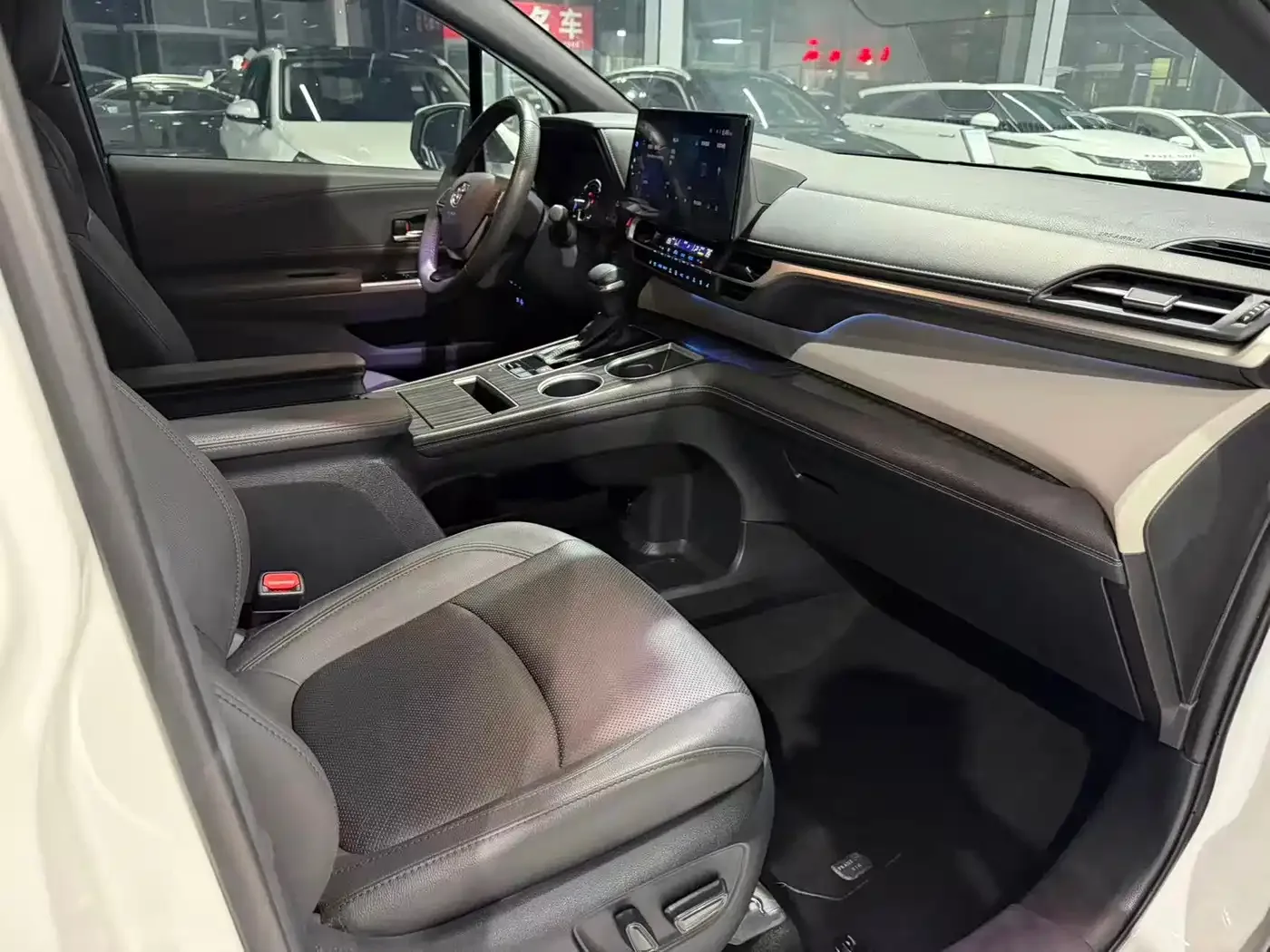 Toyota Granvia 2022 2.5L Hybrid Noble Edition — Фото автомобиля 7