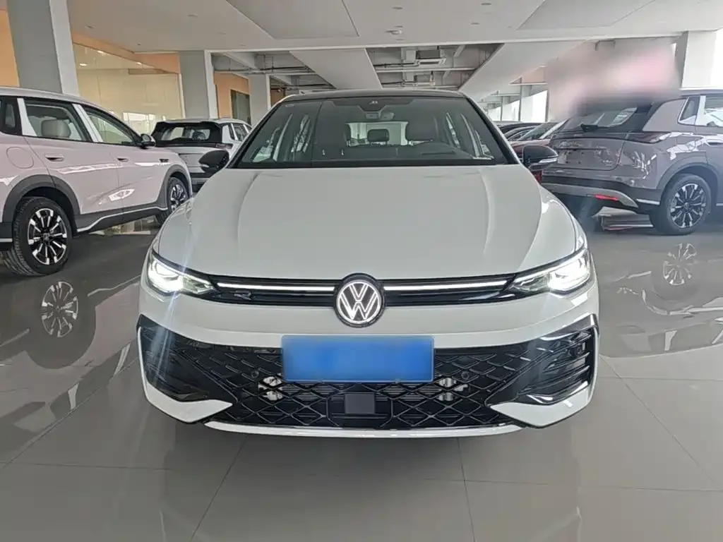 Volkswagen Golf 2025 300TSI R-Line — Фото автомобиля 2