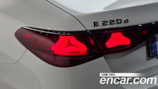 Mercedes-Benz E-Class — Фото автомобиля 23