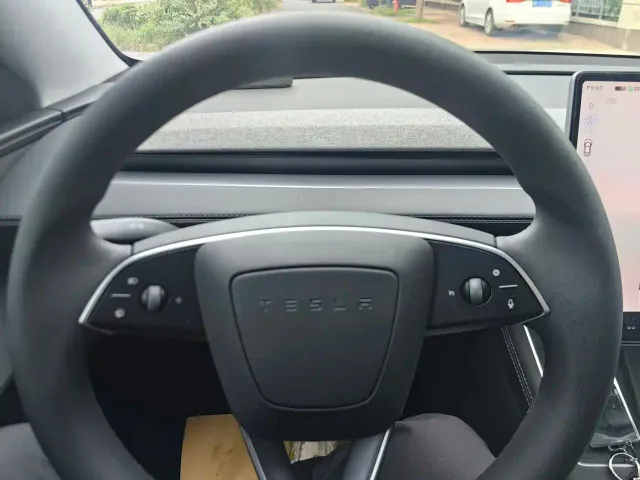 Tesla Model Y — Фото автомобиля 5