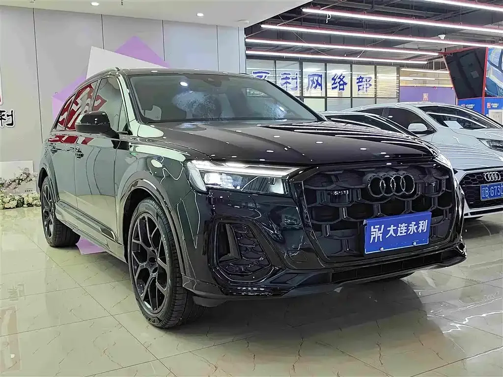 Audi Audi Q7 2025 45 TFSI quattro S line Black Warrior — Фото автомобиля 3