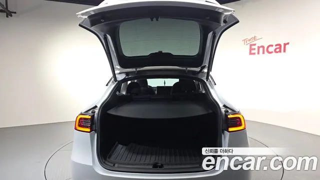 Tesla Model Y — Фото автомобиля 23