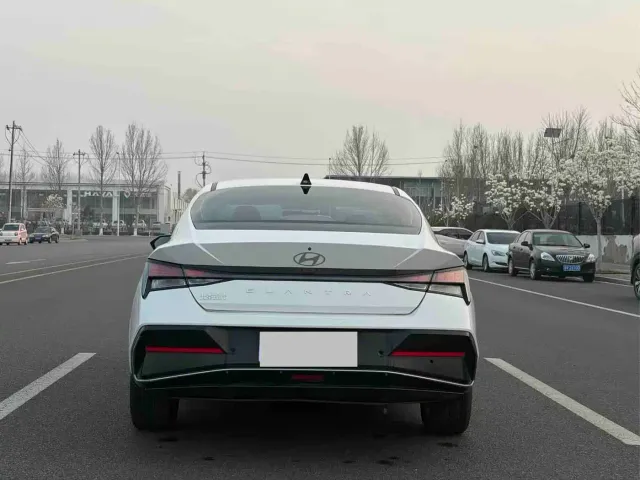 Hyundai Elantra — Фото автомобиля 8