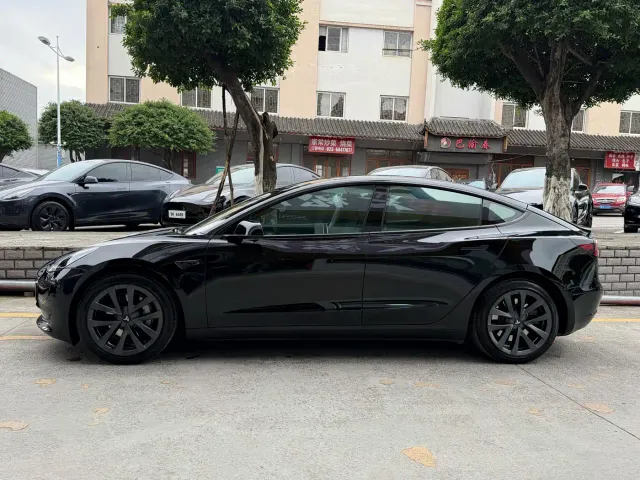 Tesla Model 3 — Фото автомобиля 3