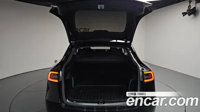 Tesla Model Y — Фото автомобиля 20